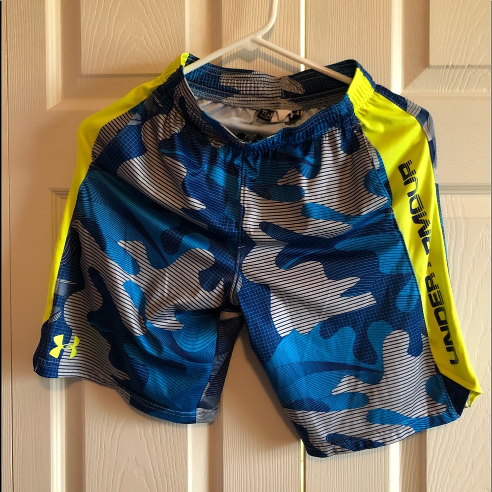 Boys Under Armour shorts size M